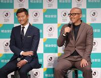 播戸竜二氏（左）とトークする小野伸二氏（撮影・西岡正）