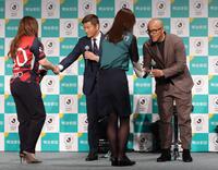  ＪＪ倶楽部リーダーと握手する播戸竜二氏（左から２人目）、小野伸二氏（右）＝撮影・西岡正