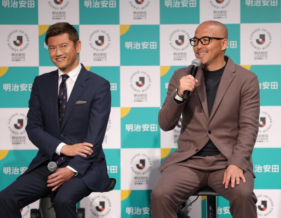 播戸竜二氏（左）とトークする小野伸二氏（撮影・西岡正）