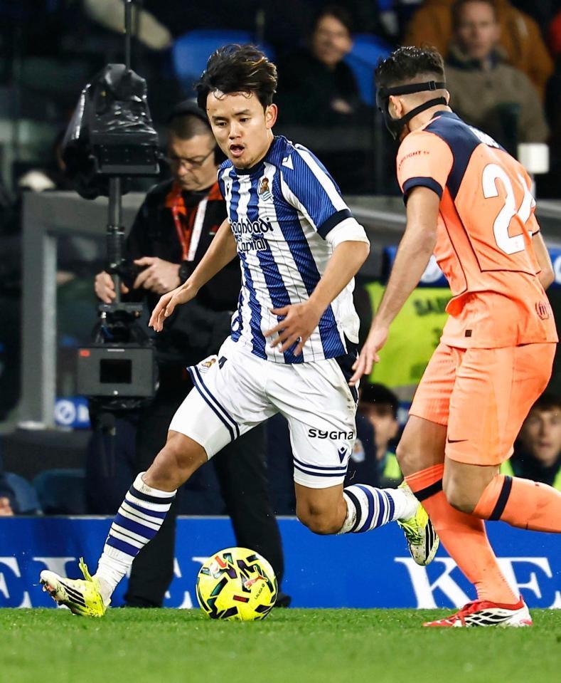 バルセロナ戦で攻め込むレアル・ソシエダードの久保（共同）