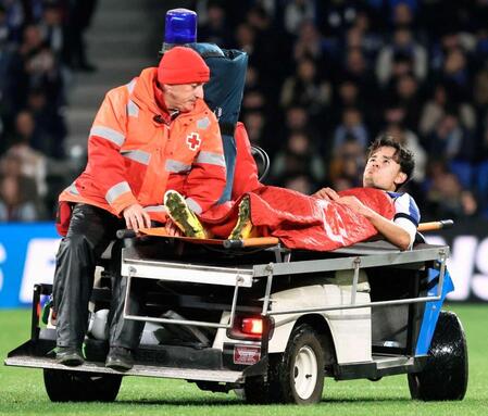 担架でピッチを後にする久保（共同）