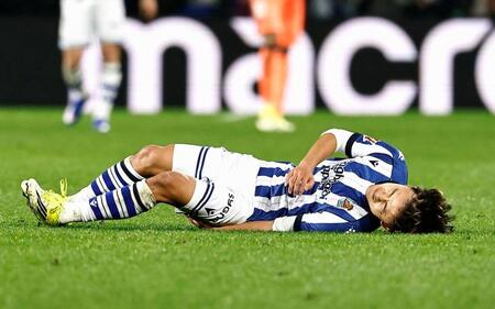 バルセロナ戦で負傷したレアル・ソシエダードの久保＝サンセバスチャン（共同）