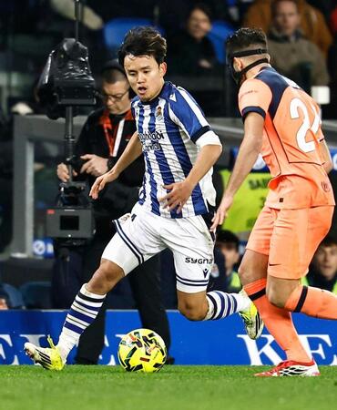 バルセロナ戦で攻め込むレアル・ソシエダードの久保＝サンセバスチャン（共同）