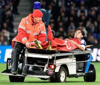 担架でピッチを後にする久保（共同）