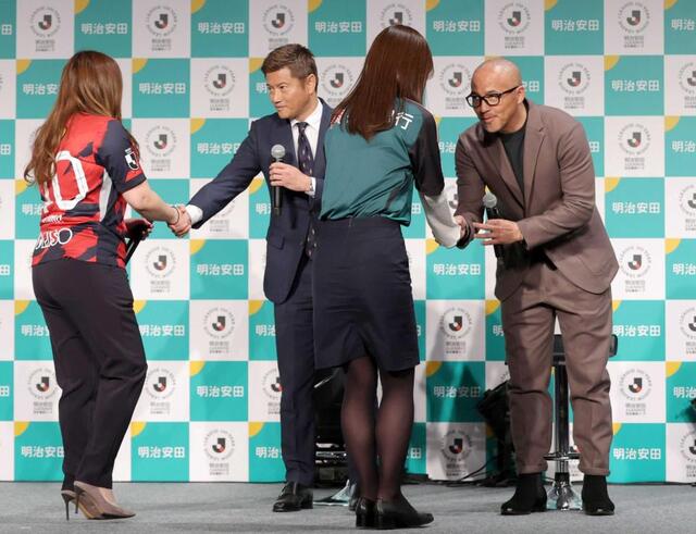 　ゲストとして盛り上げた播戸竜二氏（左から２人目）、小野伸二氏（右端）＝撮影・西岡正