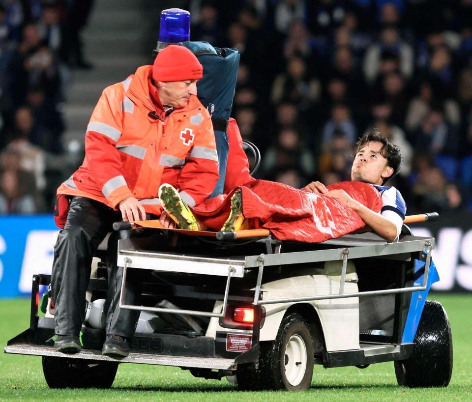 担架でピッチを後にする久保（共同）