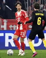 　サンジロワーズ戦で競り合うバイエルン・ミュンヘンの伊藤（共同）
