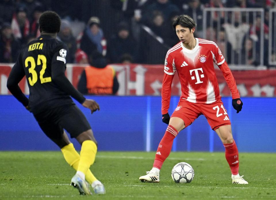 　サンジロワーズ戦でプレーするバイエルン・ミュンヘンの伊藤（共同）