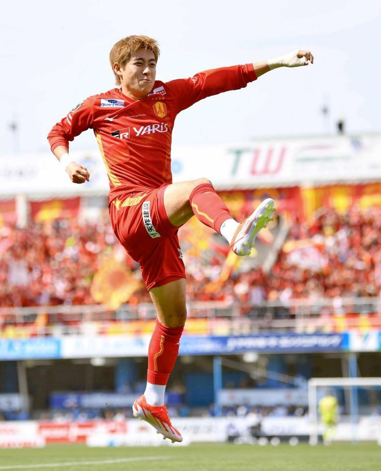 プロ初ゴールを決め喜ぶ名古屋・倍井＝２４年４月