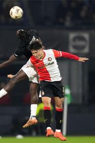 　シュトゥルム・グラーツ戦の前半、競り合うフェイエノールトの渡辺（手前）＝共同