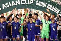 Ｕ－２３アジア杯で優勝し、表彰式で喜ぶ日本の選手たち（ゲッティ＝共同）