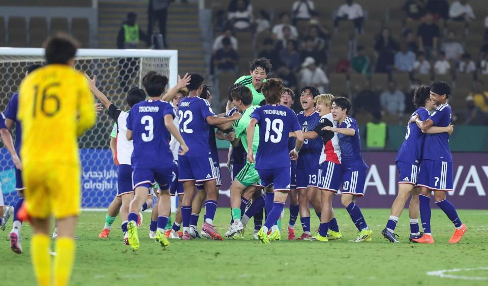 Ｕ－２３アジア杯を制し、喜ぶ日本の選手たち（共同）
