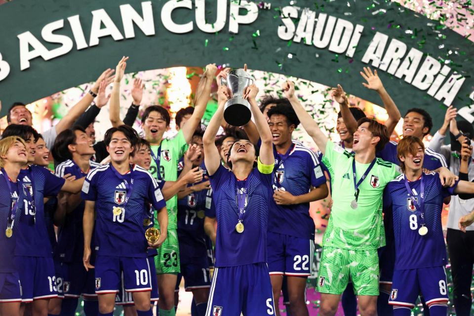 Ｕ－２３アジア杯で優勝し、表彰式で喜ぶ日本の選手たち（ゲッティ＝共同）