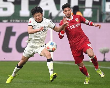 　シュツットガルト戦で競り合うボルシアＭＧの町野（左）＝メンヘングラッドバッハ（共同）
