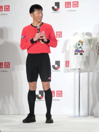 ユニクロから提供されるレフェリーウェアを着用した日本サッカー協会プロフェッショナルレフェリーの荒木友輔国際審判員