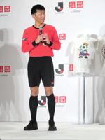 ユニクロから提供されるレフェリーウェアを着用した日本サッカー協会プロフェッショナルレフェリーの荒木友輔国際審判員