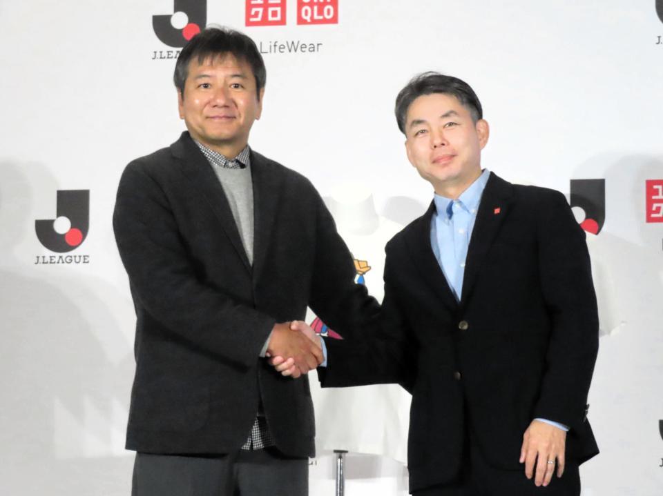 ユニクロとのパートナーシップ締結に関する記者会見に出席したＪリーグの野々村芳和チェアマン（左）と株式会社ファーストリテイリング取締役グループ上席執行役員の柳井康治氏