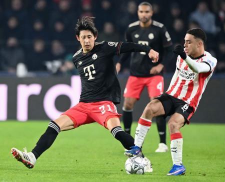 　ＰＳＶアイントホーフェン戦で競り合うバイエルン・ミュンヘンの伊藤（左）＝アイントホーフェン（共同）