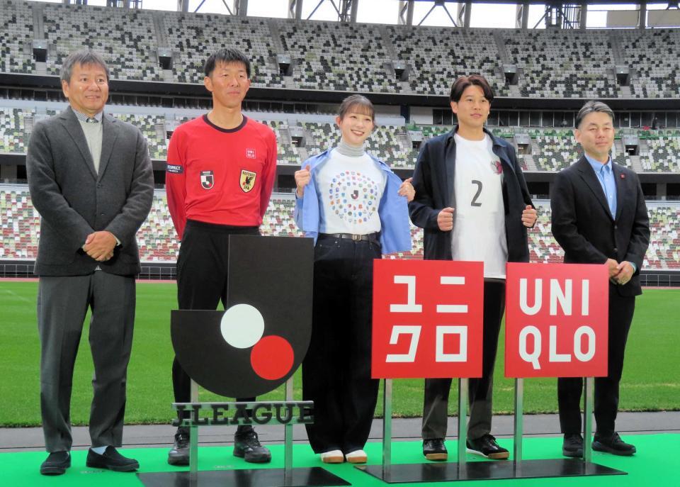 共同記者会見に出席したＪリーグの野々村チェアマン（左）ら