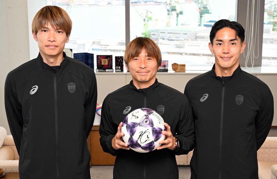 新シーズンに向けて意欲を見せる神戸の（左から）扇原、乾、武藤（撮影・風斗雅博）