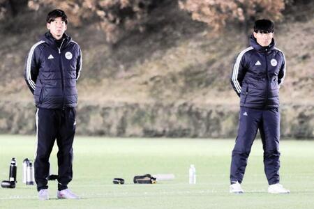 町田アカデミー新加入スタッフの森村昂太ユースコーチ（左）と喜山康平ジュニアコーチ©ＦＣＭＺ