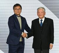 トークセッション後に握手を交わす野々村芳和チェアマン（左）と川淵三郎氏（撮影・持木克友）