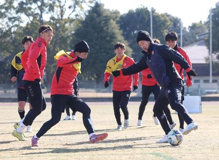 練習で汗を流す福島・三浦知良（右端）＝撮影・石井剣太郎