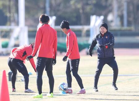 笑顔を見せる福島・三浦知良（右端）＝撮影・石井剣太郎