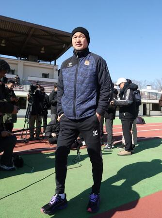 引きあげる福島・三浦知良（撮影・石井剣太郎）