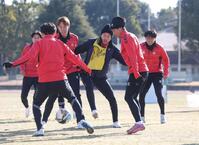 練習で汗を流す福島・三浦知良（中央）＝撮影・石井剣太郎