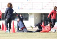 練習で汗を流す福島・三浦知良（左から２人目）＝撮影・石井剣太郎