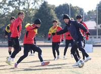 練習で汗を流す福島・三浦知良（右端）＝撮影・石井剣太郎