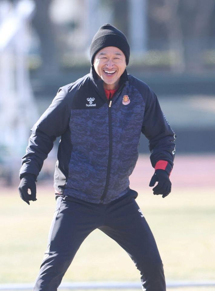 笑顔を見せる福島・三浦知良（撮影・石井剣太郎）