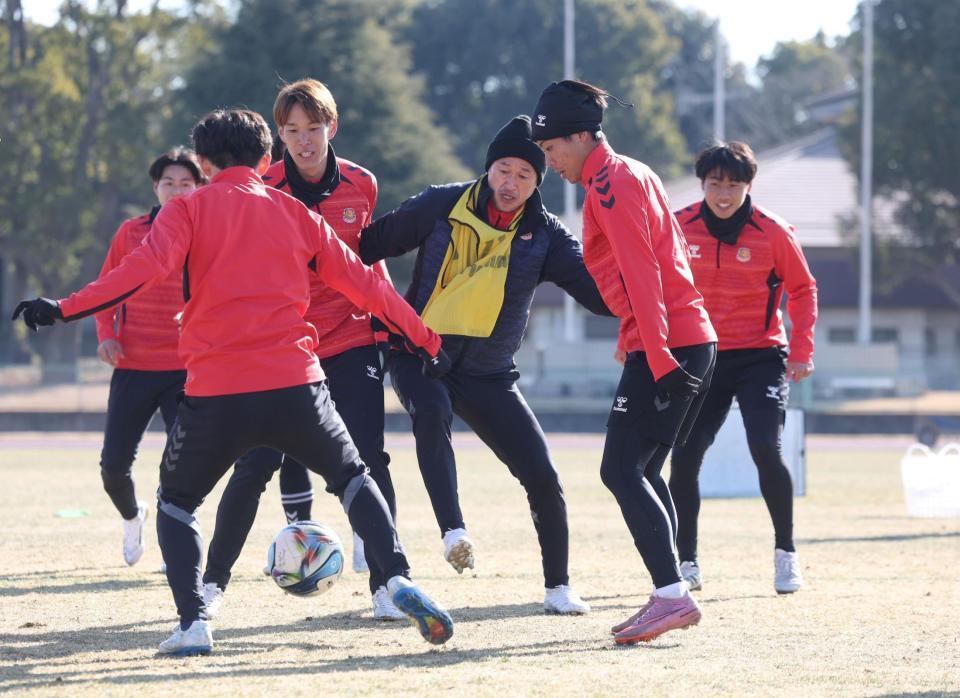 練習で汗を流す福島・三浦知良（中央）＝撮影・石井剣太郎