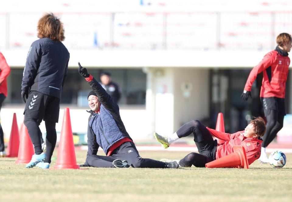 練習で汗を流す福島・三浦知良（左から２人目）＝撮影・石井剣太郎