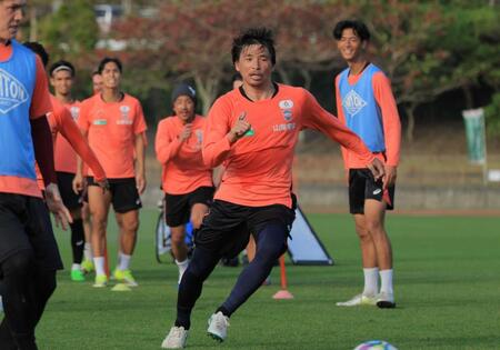 　今季Ｊ１神戸に加入した乾（中央）