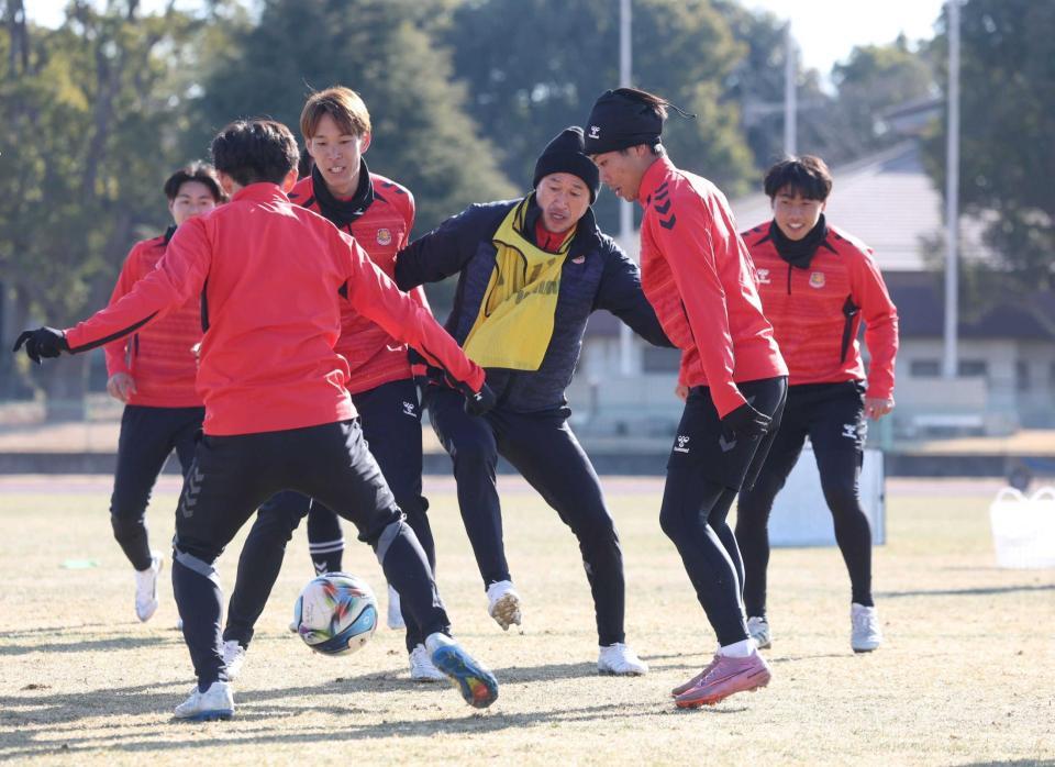 　練習で汗を流す福島・三浦（中央）＝撮影・石井剣太郎