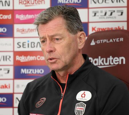 　オンライン取材に応じるスキッベ監督　©ＶＩＳＳＥＬ　ＫＯＢＥ