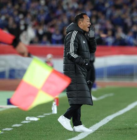 指示を出す町田・黒田監督（撮影・金田祐二）