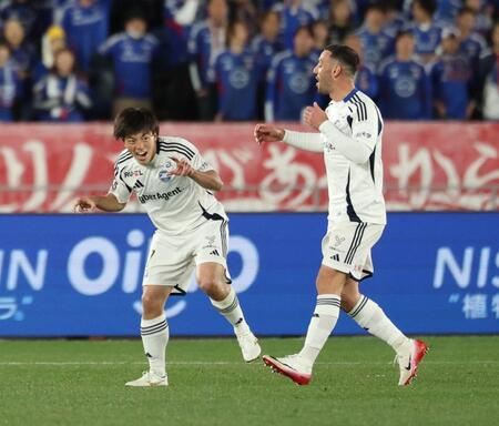 前半、フリーキックでゴールを決め喜ぶ町田・相馬勇紀（撮影・金田祐二）