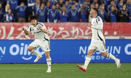 前半、フリーキックでゴールを決め喜ぶ町田・相馬勇紀（撮影・金田祐二）