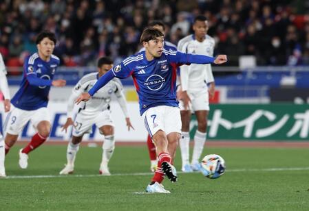 前半、ＰＫを決める横浜Ｍ・遠野大弥＝日産スタジアム（撮影・金田祐二）