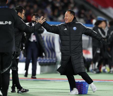 勝利をよろこぶ町田・黒田剛監督＝日産スタジアム（撮影・金田祐二）