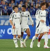 前半、ゴールを決めエリキと喜ぶ相馬（撮影・金田祐二）