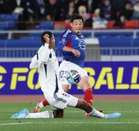 前半、阻止される横浜Ｍ・宮市（撮影・金田祐二）