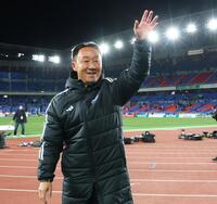勝利をよろこぶ町田・黒田剛監督（撮影・金田祐二）