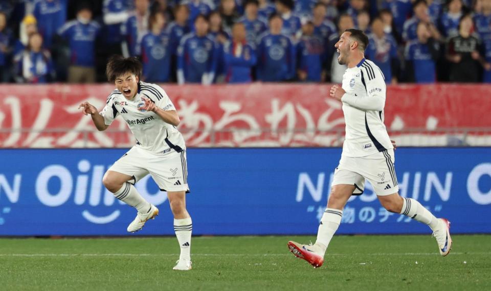 前半、フリーキックでゴールを決め喜ぶ町田・相馬勇紀（撮影・金田祐二）