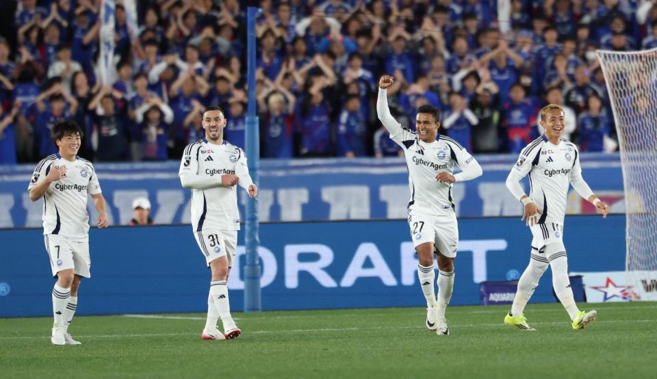 前半、２点目を挙げ喜ぶ町田・エリキ（撮影・金田祐二）