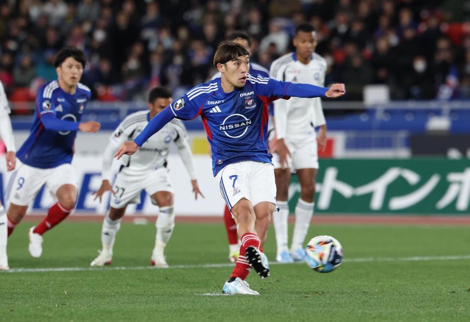 前半、ＰＫを決める横浜Ｍ・遠野大弥＝日産スタジアム（撮影・金田祐二）