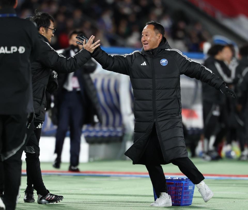 勝利をよろこぶ町田・黒田剛監督＝日産スタジアム（撮影・金田祐二）